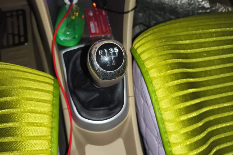 Used Hyundai Verna (older generation) 2010 Sedan 1.4L Manual Comfort GS Gear Lever