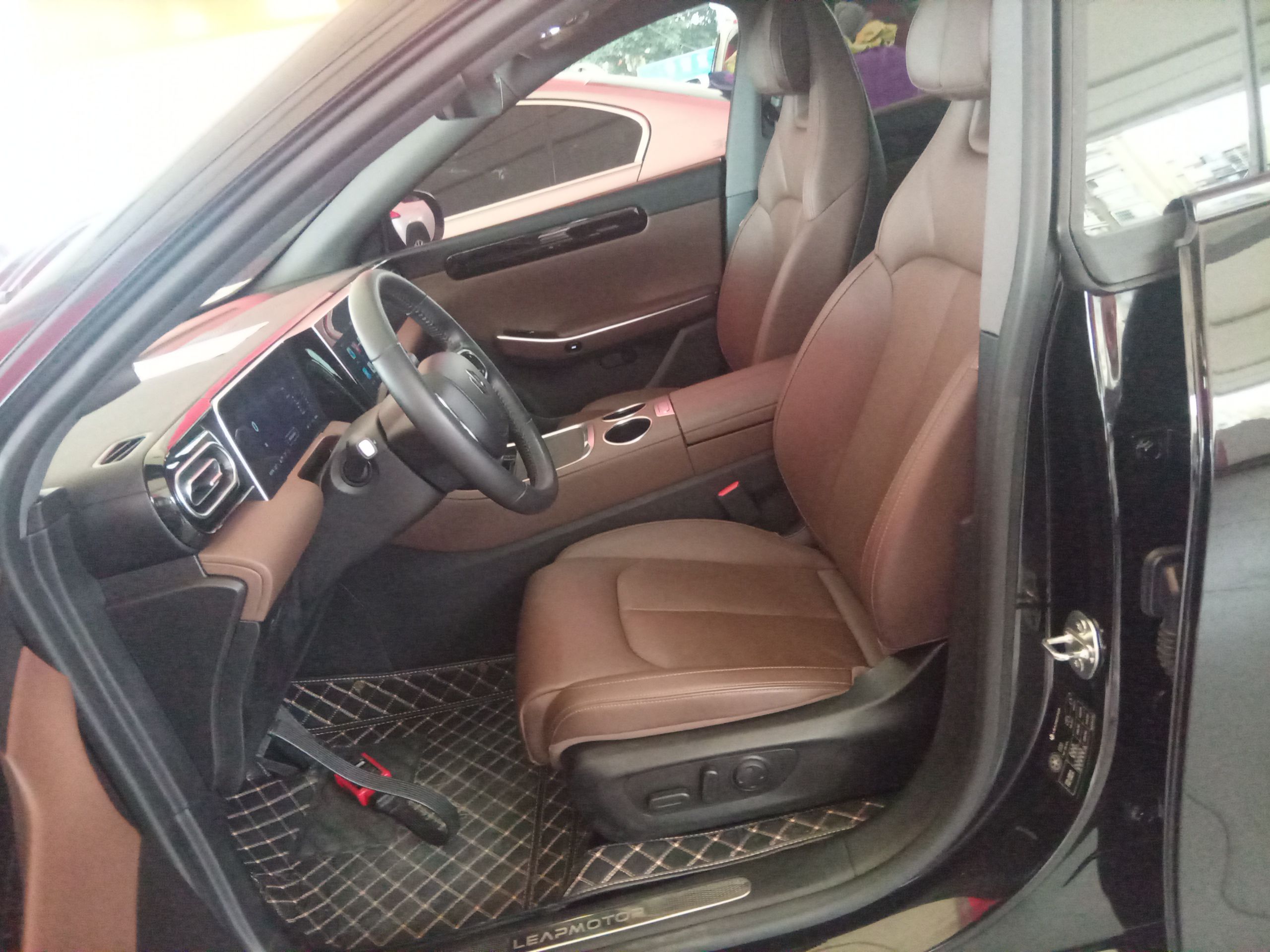 المقاعد الأمامية داخل السيارة