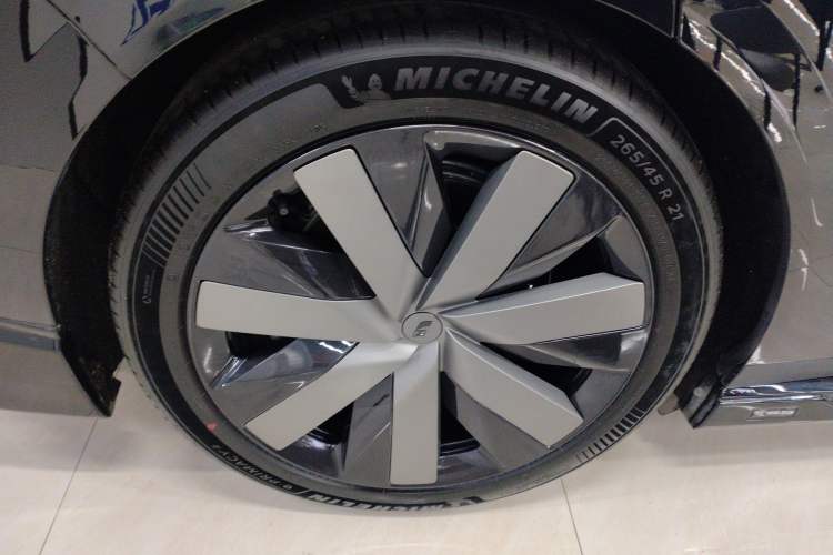 Used Li Auto i6 2025 Model Four-Wheel-Drive Standard Type Exterior 5