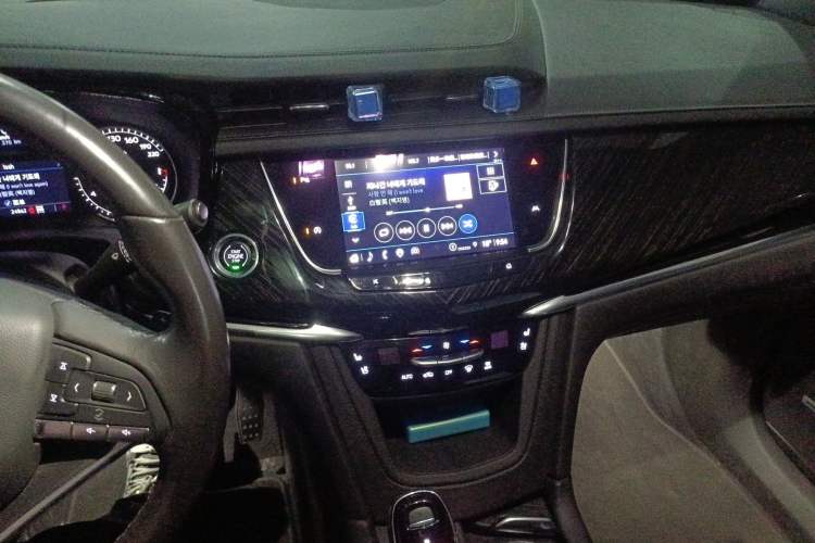 Used Cadillac XT6 2022 2.0T Six-Seater Four-Wheel Drive Luxury Version Audio And AC Panel