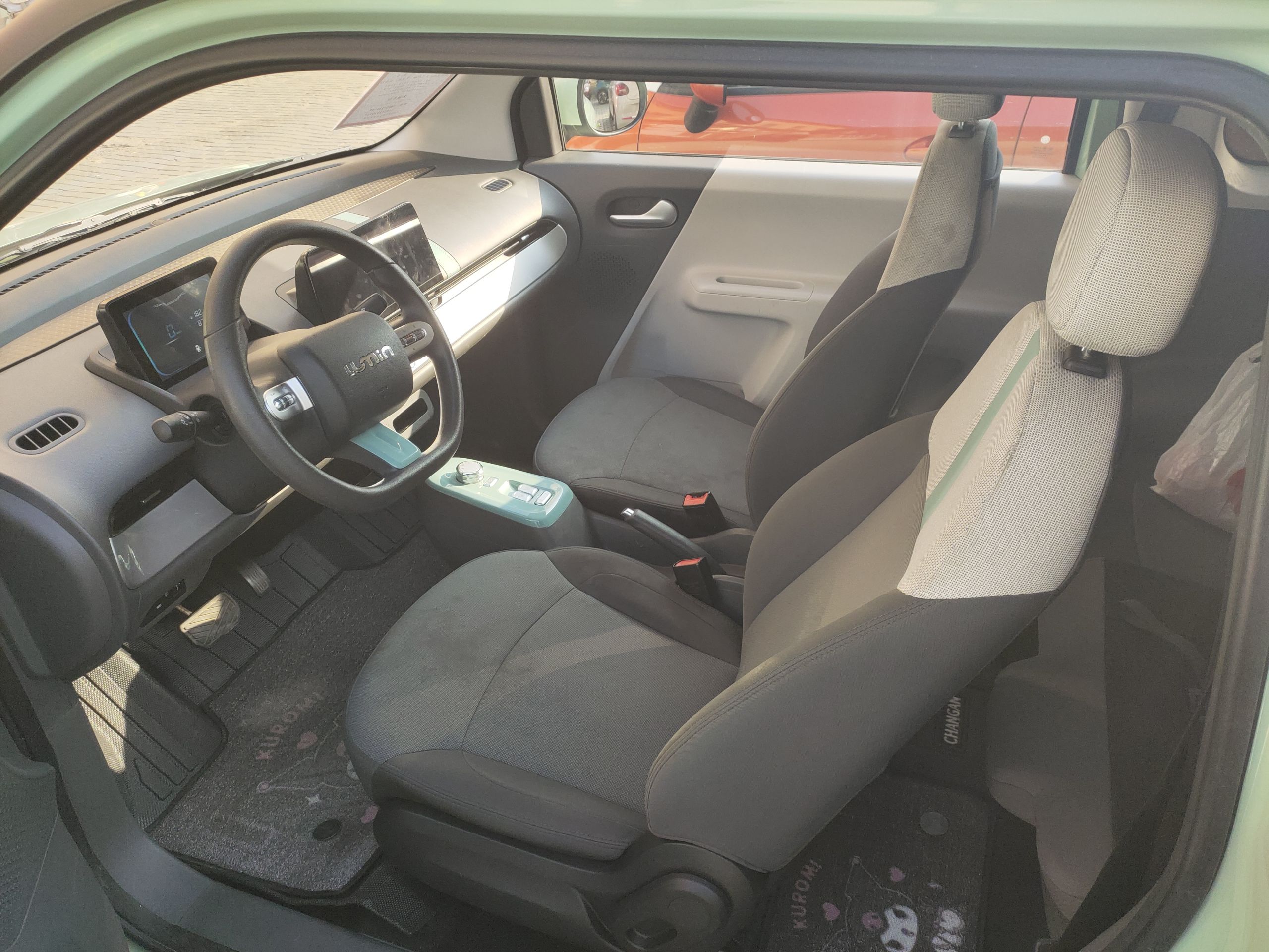 Переднее сиденье в автомобиле