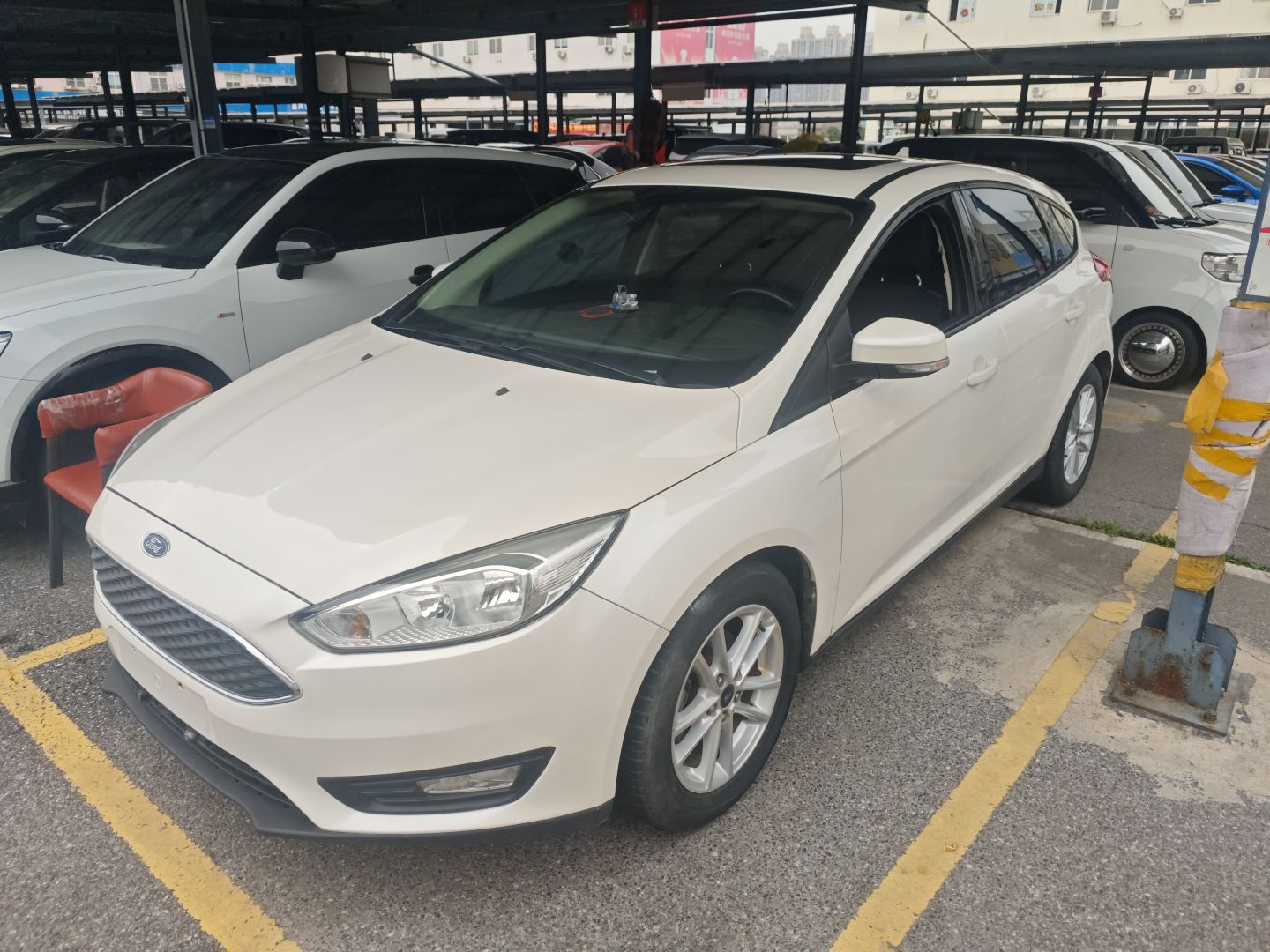 Под передней частью автомобиля