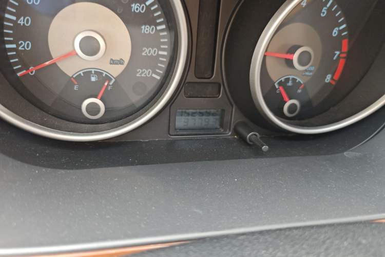 Used Buick Excelle 2011 1.6 LE-MT Odometer Close Up