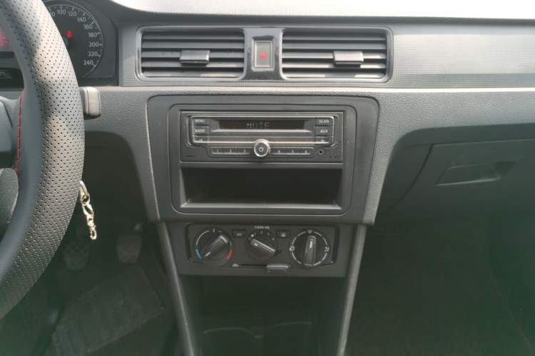 Used Volkswagen Santana 2015 1.6L Manual Fashion Edition Audio And AC Panel