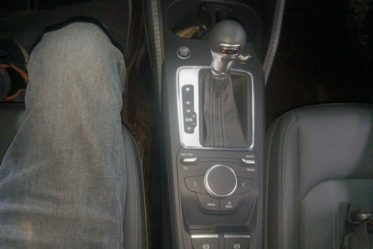 Used Audi Q2L 2022 35 TFSI Fashionable and Elegant Model Gear Lever