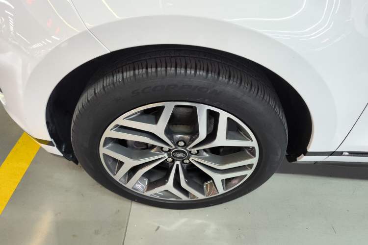 Used Land Rover Range Evoque 2021 Range Rover Velar 249 PS R-Dynamic S Performance Edition Left Front Wheel Hub