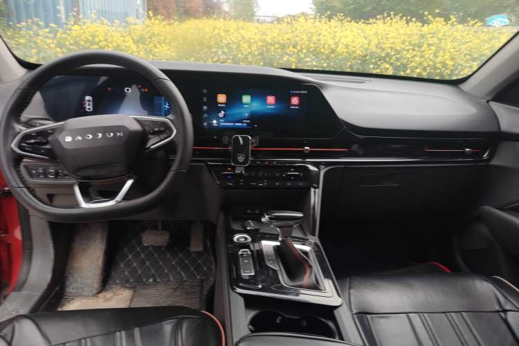 Used Baojun RC-6 2019 1.5T CVT Elite Version with 24-Hour Online Service Center Console