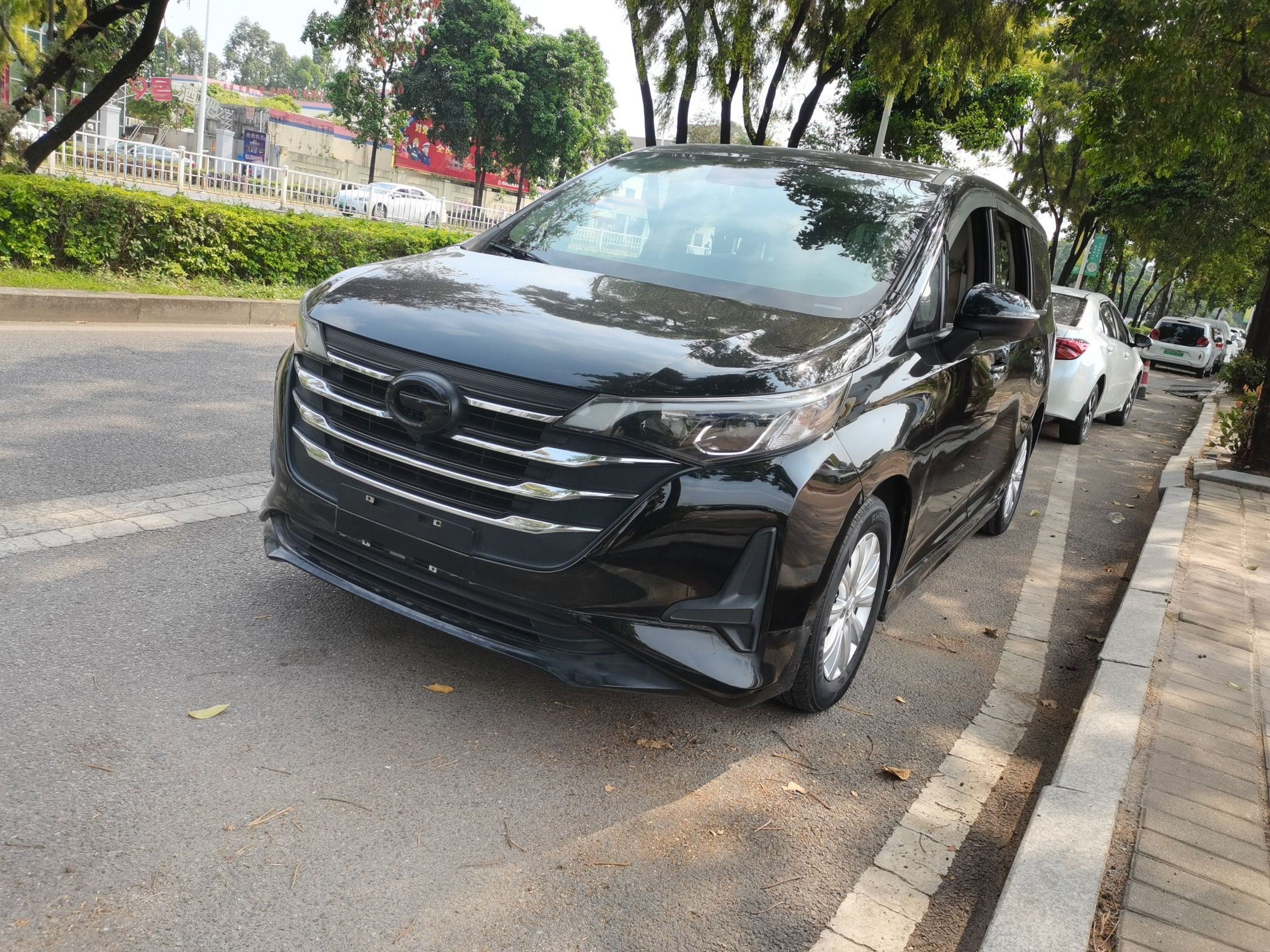 Под передней частью автомобиля