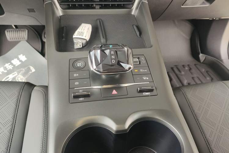 Used BYD Qin PLUS 2025 DM-i Smart Drive 55KM Leading Model Gear Lever