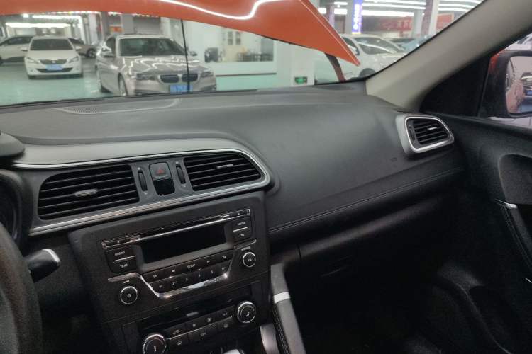 Used Renault Kadjar 2016 2.0L Two-Wheel Drive Comfort Edition Center Console