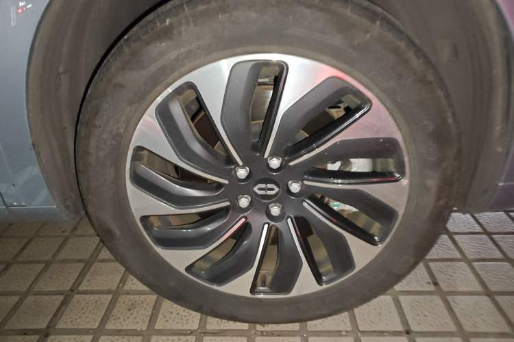 Used Hima AITO M7 2024 1.5T Intelligent Drive 4WD Ultra Version 5 Seats Right Front Wheel Hub