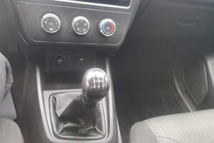 Used Dongfeng Fengon 380 2022 1.5L Comfort-Class Passenger Vehicle (Steel Spring) with 5 Seats