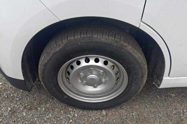 Used Wuling Yangguang 2025 Model 310KM Bus Edition—Customized by CATL