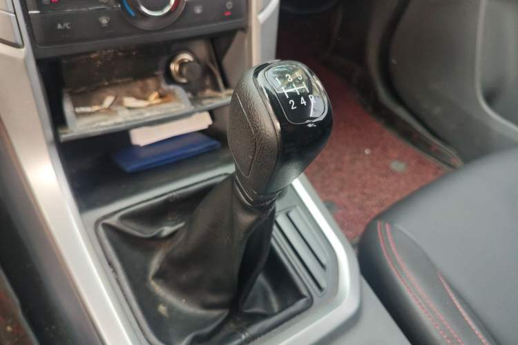 Used SAIC MAXUS T60 2017 2.4L Gasoline Manual Transmission 4x4 High Ground Clearance Comfortable Standard Cabin