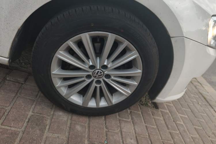 Used Volkswagen Gran Lavida 2013 1.6L Automatic Comfort Model Right Front Wheel Hub