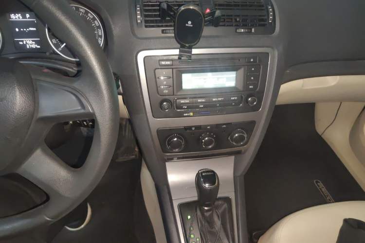 Used Skoda Octavia 2015 Classic Model 1.6L Automatic Yijie Version
