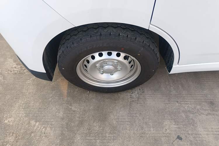 Used Wuling Yangguang 2024 300KM Comfort Version Passenger Van 75kW