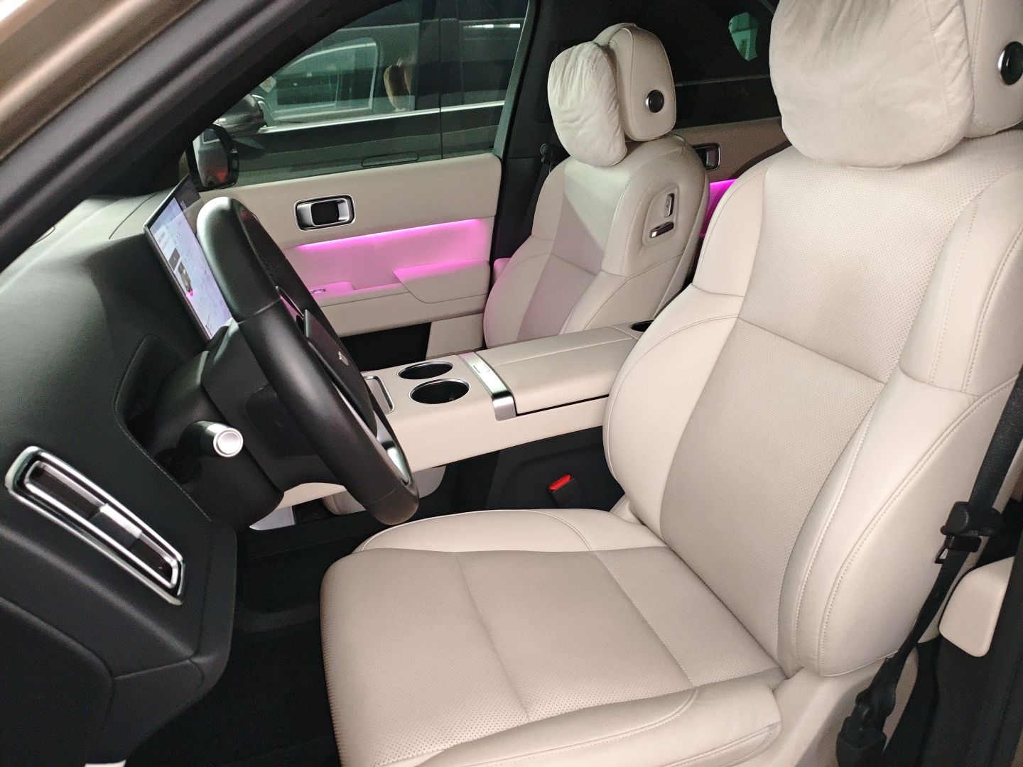 Переднее сиденье в автомобиле