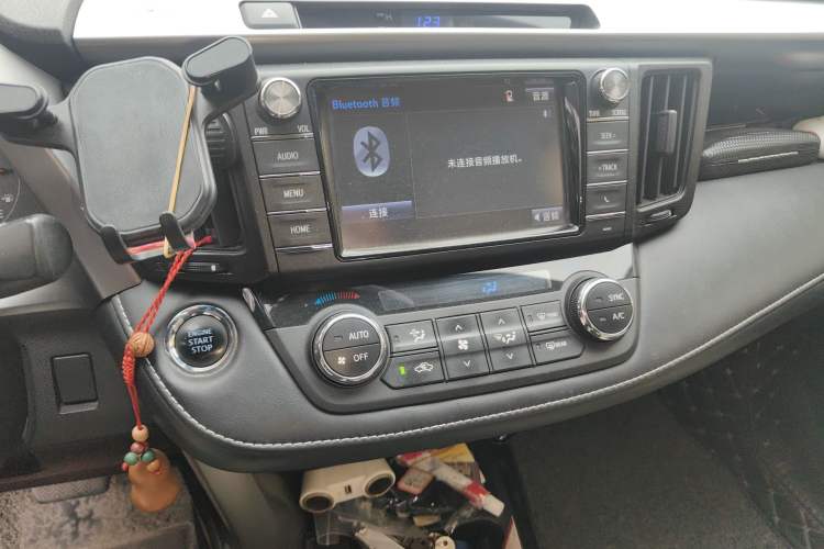 Used Toyota RAV4 2019 2.0L CVT Two-Wheel Drive Luxury Version China VI Standard Audio And AC Panel