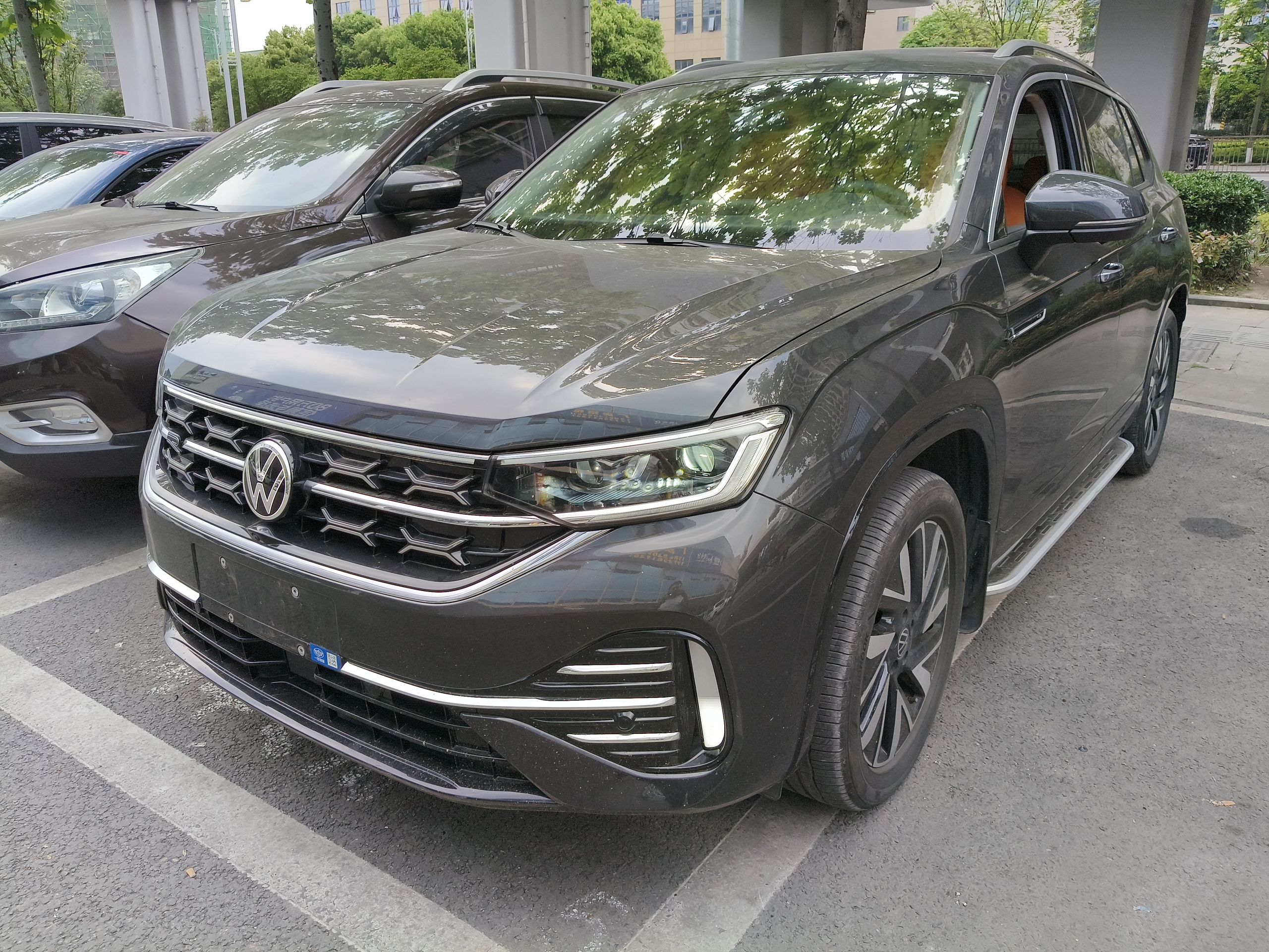 Под передней частью автомобиля