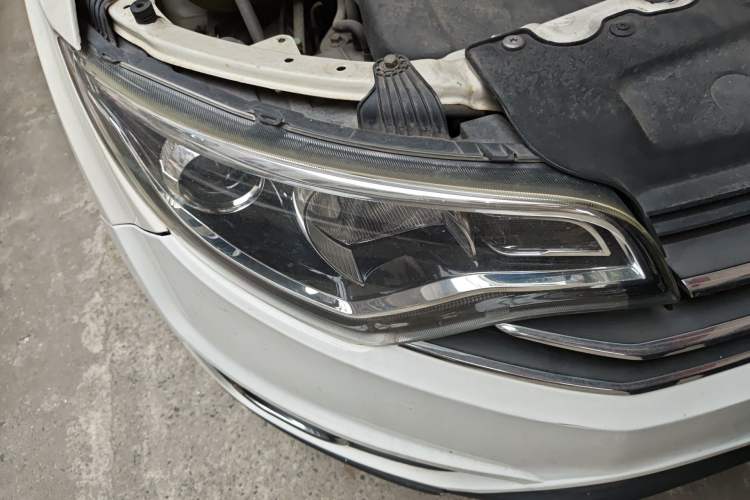 Used FAW Senya R7 2017 Revised Version 1.6L Automatic Luxury Edition Right Front Headlight