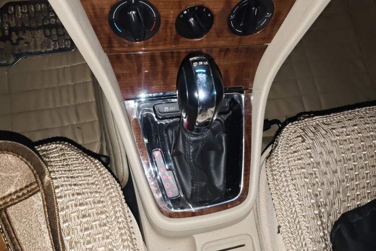 Used Volkswagen Lavida 2013 1.4TSI DSG Comfort Edition Gear Lever