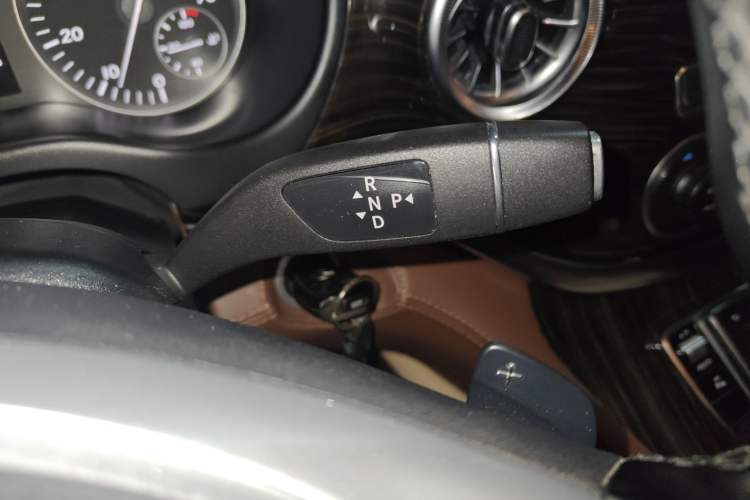 Used Mercedes-Benz Vito 2018 2.0T Elite Version 7 Seats China VI Emission Standard
