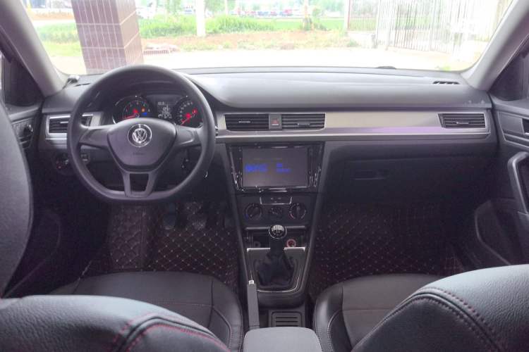 Used Volkswagen Bora 2016 1.6L Manual Fashion Edition Center Console