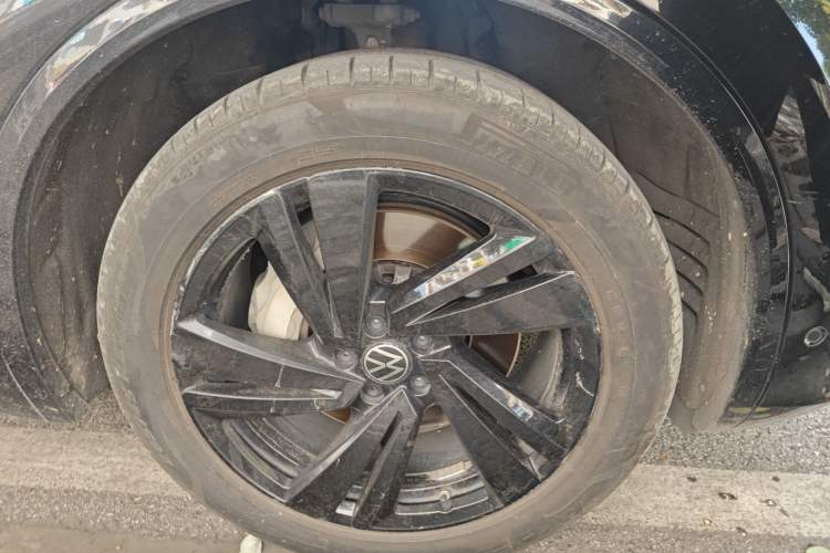 Used Volkswagen Touareg 2021 3.0 TSI Luxury Edition Black Diamond Sport Package Right Front Wheel Hub