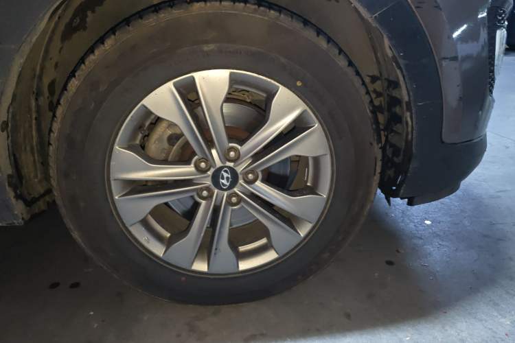 Used Hyundai Santa Fe 2013 2.4L Automatic 4x4 Smart Version Right Front Wheel Hub