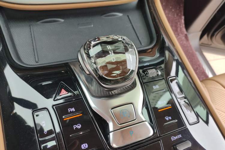 Used Denza D9 2025 DM-i Smart Drive 1020 Four-Wheel Drive Deluxe Model
