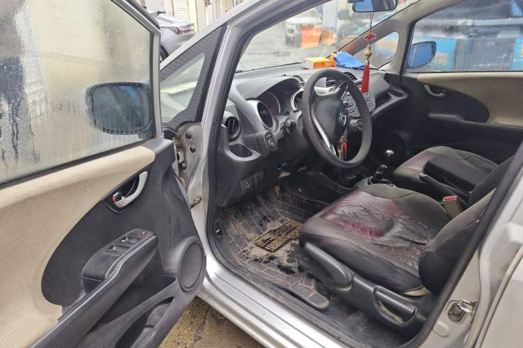 Used Honda Fit 2011 1.5L manual luxury version
