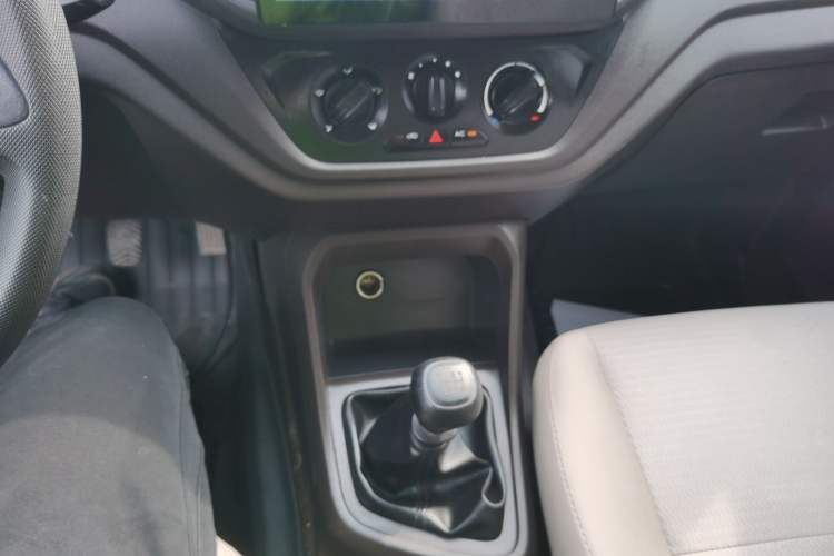 Used Wuling Hongguang V 2022 1.5L Jingqu Edition Electric-Assist LAR Gear Lever