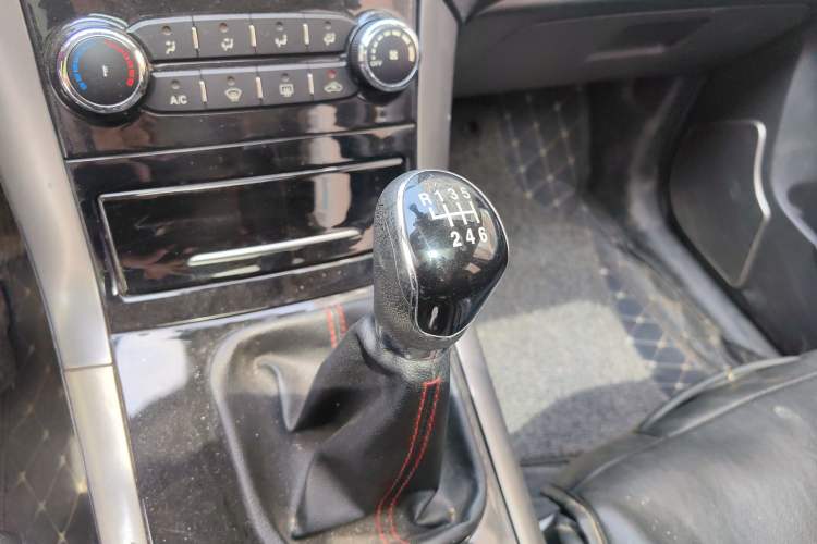 Used Huatai Santa Fe 2016 1.5T Gasoline Manual Two-Wheel Drive Smart Enjoyment i3 Model
