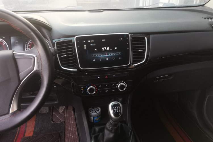 Used Isuzu D-MAX 2020 2.5T Two-Wheel Drive Manual Navigation Version China VI Standard Extended Length JE4D25Q6A
