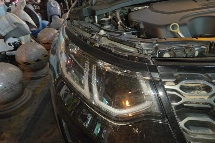 Used Land Rover Discovery Sport 2023 249 PS R-Dynamic S Performance Edition Right Front Headlight