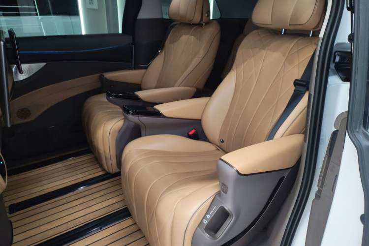 Used Denza D9 2022 DM-i 970 Four-Wheel Drive Flagship Model
