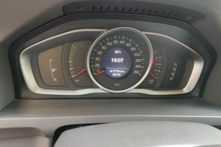 Used Volvo S60 2015 S60L 2.0T Zhiyuan Edition
