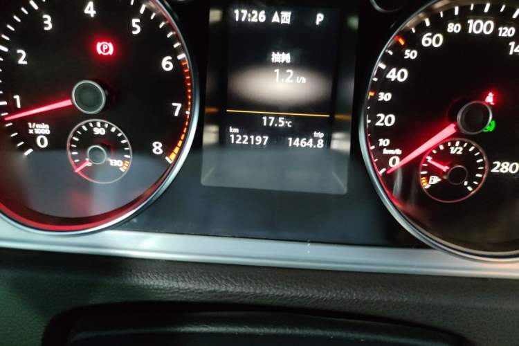 Used Volkswagen FAW-Volkswagen CC 2016 1.8TSI Luxury Model Odometer Close Up