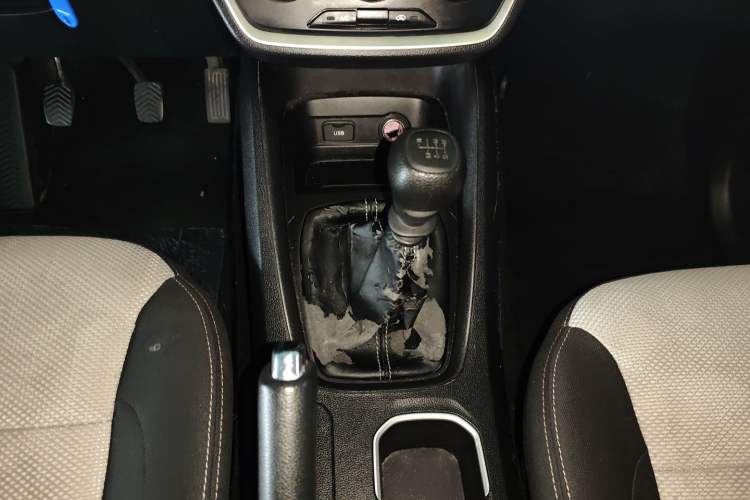 Used Wuling Hongguang S3 2019 1.5L Manual Standard Version China VI Standard Gear Lever