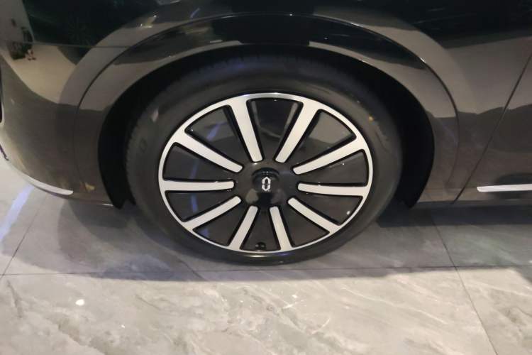 Used Hima AITO M9 2025 Extended-Range Ultra Version 52 kWh 6-Seater Left Front Wheel Hub