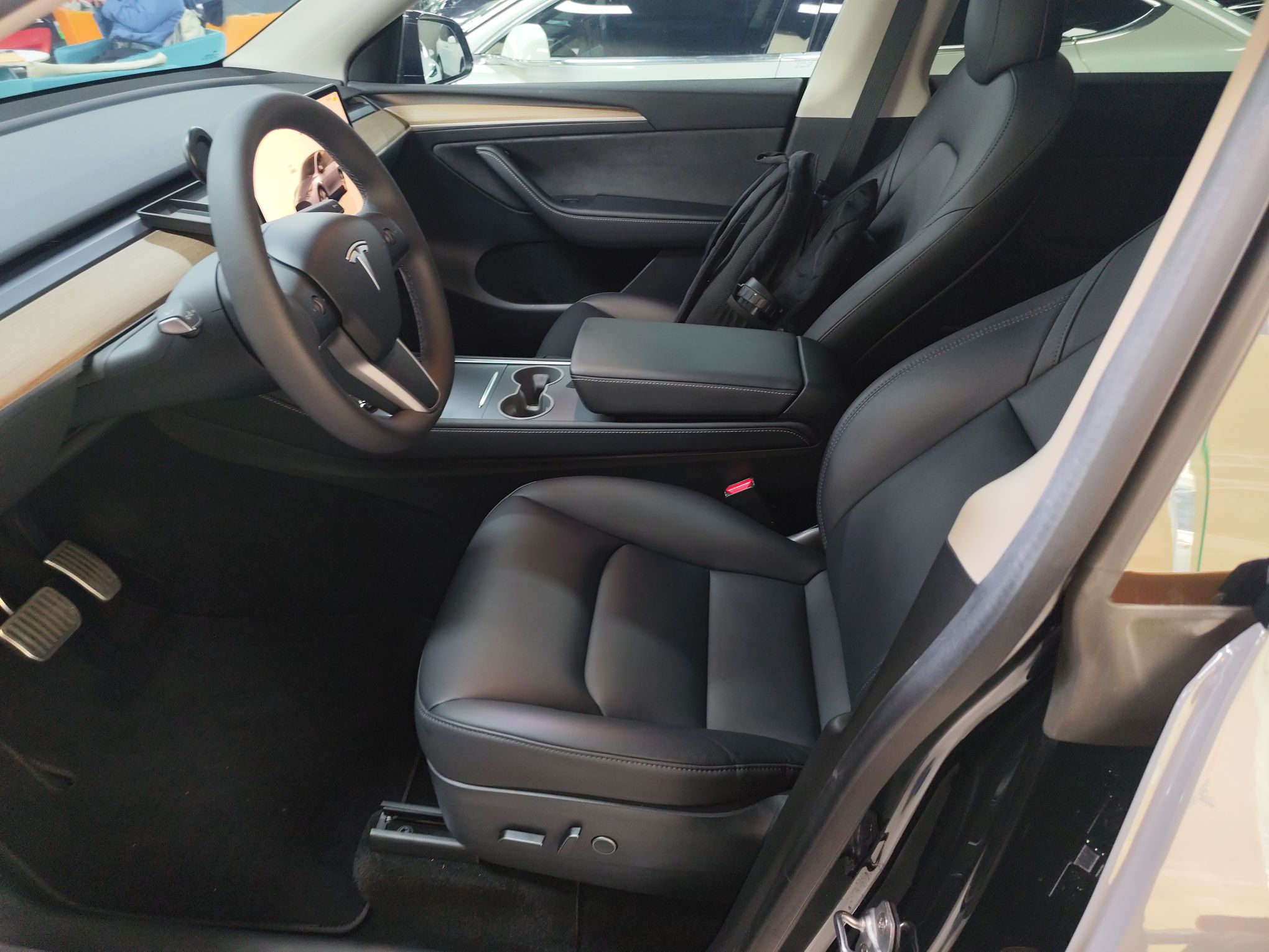 Переднее сиденье в автомобиле