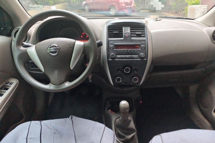 Used Nissan Sunny 2015 1.5XE Manual Comfort Edition Center Console