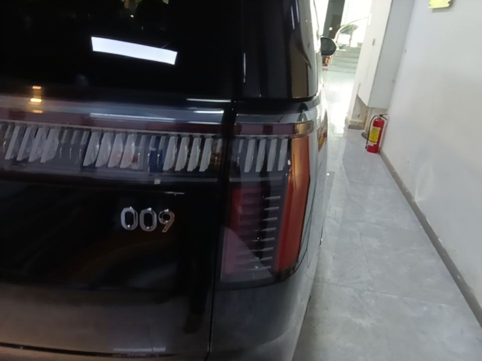 Zeekr 009 2024 Six-Seat Executive Version 4WD 108 kWh — снимка 9