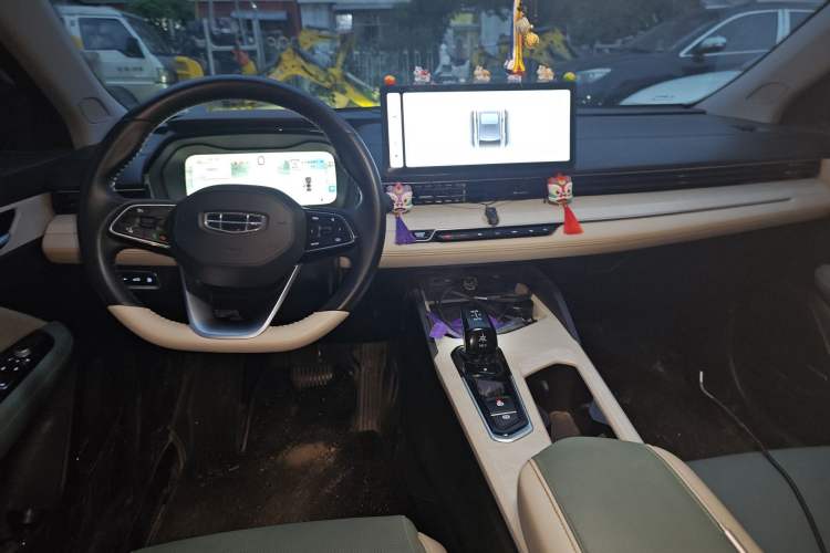 Used Geely Auto Emgrand L HiP 2022 1.5TD-DHT Pro 100KM Super Rui Center Console