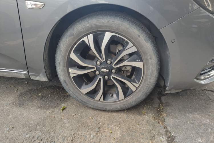 Used Chevrolet Monza 2020 Light Hybrid RS 330T Automatic Thrill Edition Right Front Wheel Hub