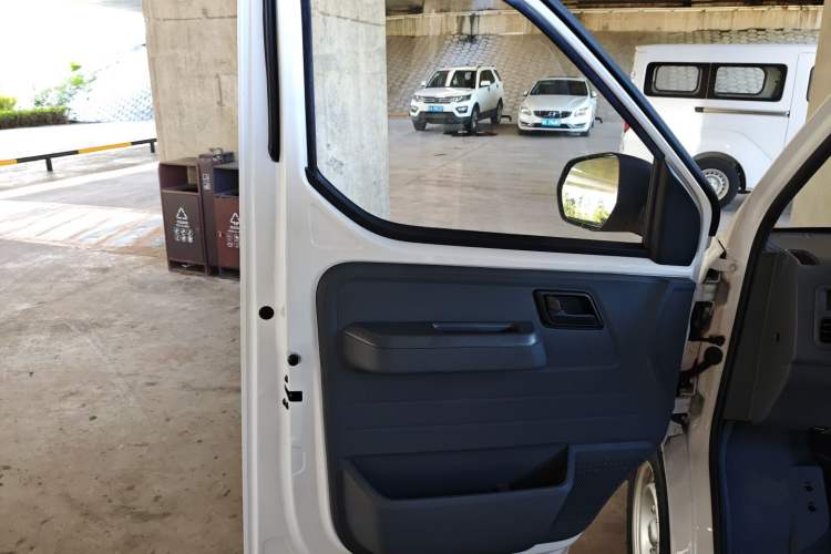 Used Wuling Yangguang 2024 300KM Comfort Version Passenger Van 75kW