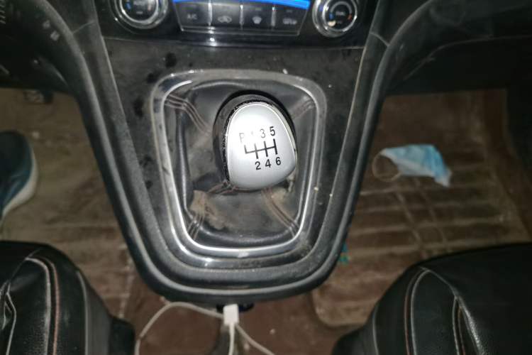 Used Haval H6 2013 Upgraded Model 1.5T Manual Two-Wheel Drive Elite Version Gear Lever