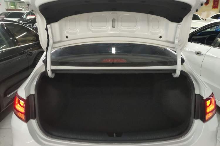 Used Hyundai Celesta 2018 1.6L Automatic GL Enjoyment Edition China VI compliant Trunk