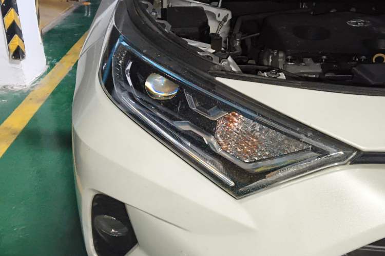 Used Toyota RAV4 2020 2.0L CVT Two-Wheel Drive Prestige Edition Right Front Headlight